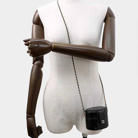 Patent quilted mini COCO Chanel round vanity shoulder bag - Picture 11 of 11